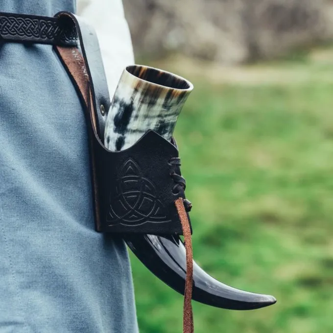 Leonardo Carbone Trinkhornhalter Triquetra, Dunkelbraun 2 Leonardo Carbone Trinkhornhalter Triquetra, Dunkelbraun – Bild 2