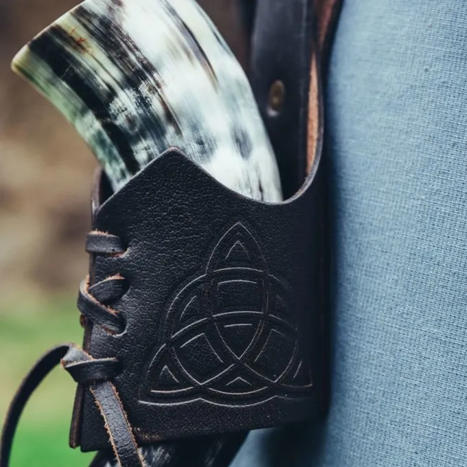 Leonardo Carbone Trinkhornhalter Triquetra, Dunkelbraun 1 Leonardo Carbone Trinkhornhalter Triquetra, Dunkelbraun